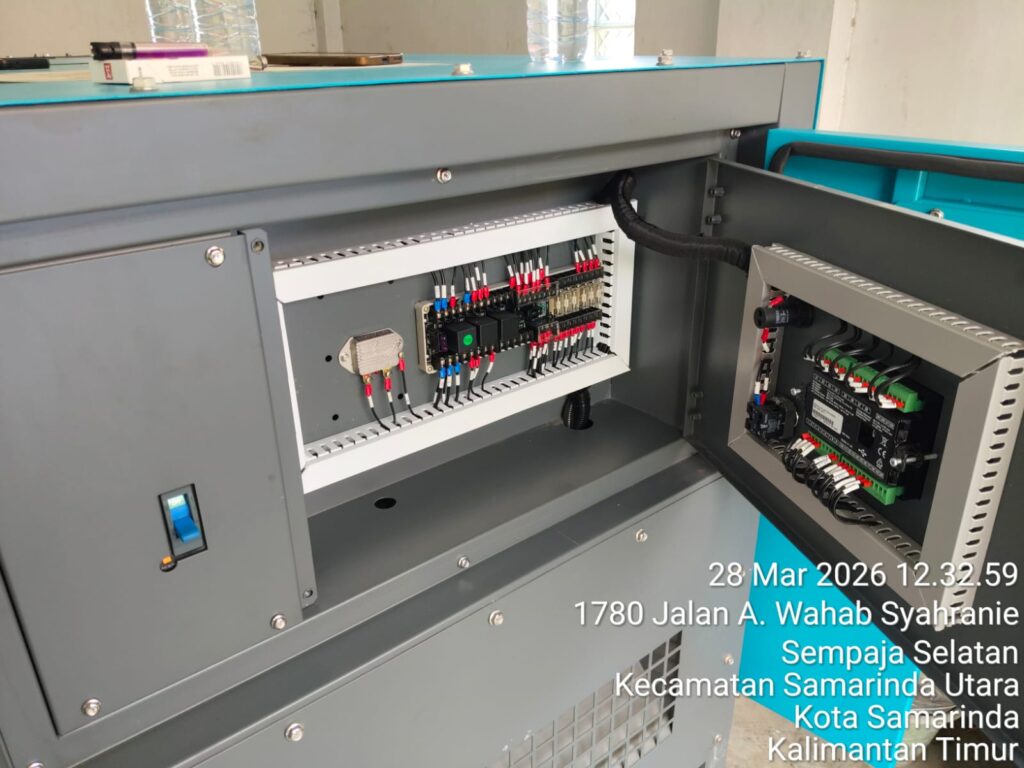 Teknisi melakukan perawatan genset samarinda saat pengecekan electrical
